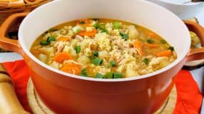Sopa de macarrão com frango