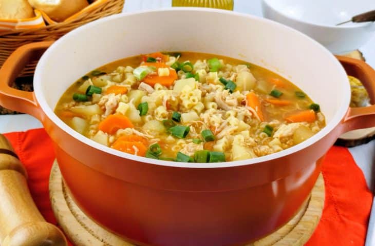 Sopa de macarrão com frango