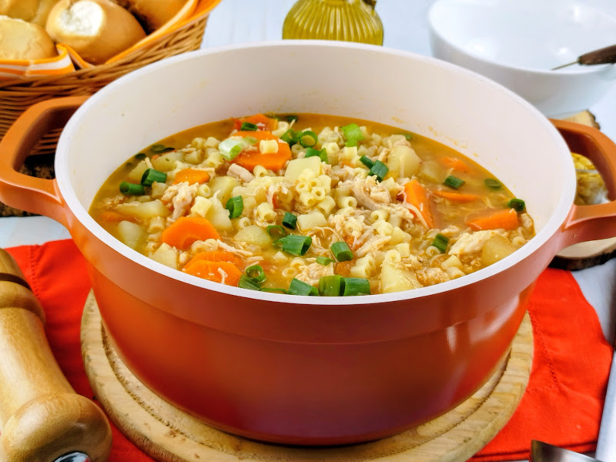 Sopa de macarrão com frango