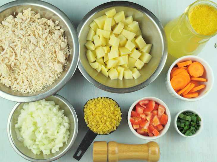 Ingredientes separados sobre a bancada.