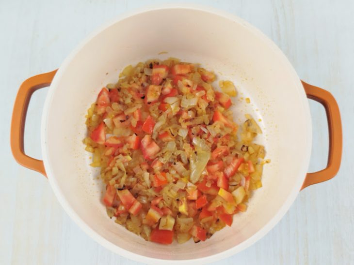 Tomate refogado com a cebola.