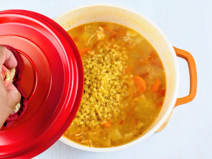 Macarrão adicionado a sopa.