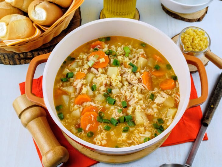 Sopa de macarrão com frango pronta.