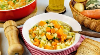 Sopa de macarrão com legumes