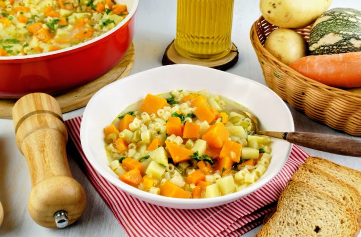 Sopa de macarrão com legumes