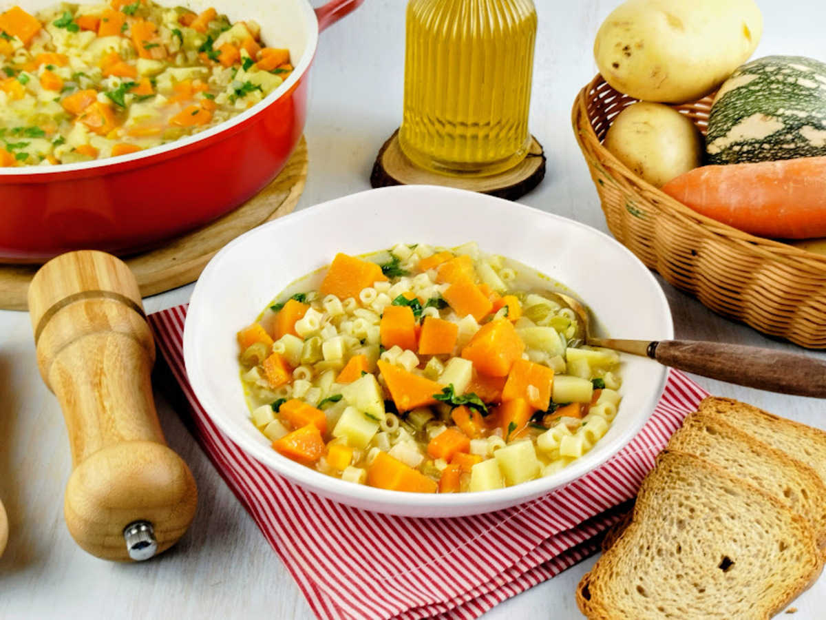 Sopa de macarrão com legumes