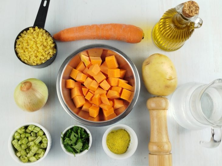 Ingredientes dispostos sobre a bancada, todos crus e separados.