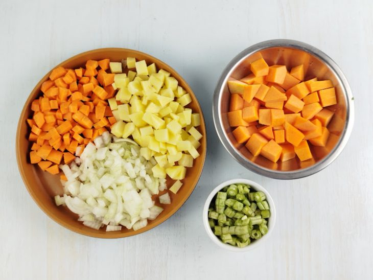Legumes cortados em cubos pequenos.