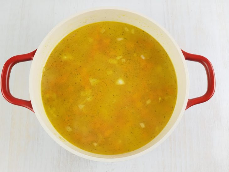 Água e os cubos de caldo de legumes adicionados.