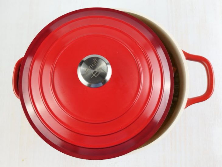 Legumes cozinhando na panela.