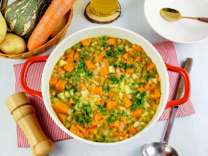 Salsinha picada polvilhada sobre a sopa pronta.