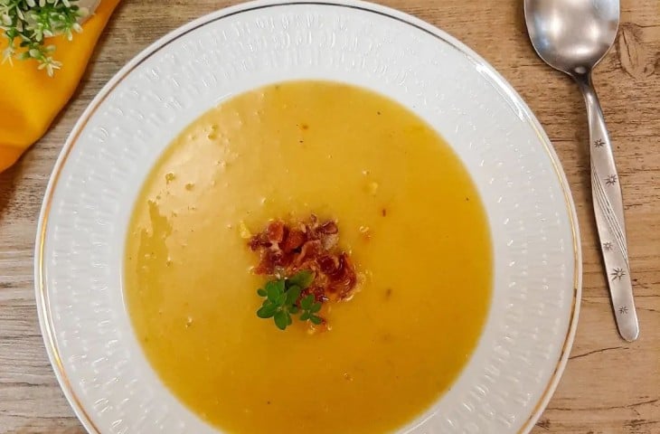 Sopa de mandioca com bacon