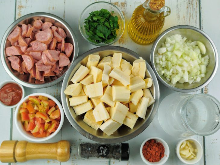 Ingredientes reunidos em uma bancada.