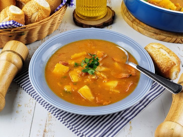 Sopa de mandioca com calabresa pronta para consumo.