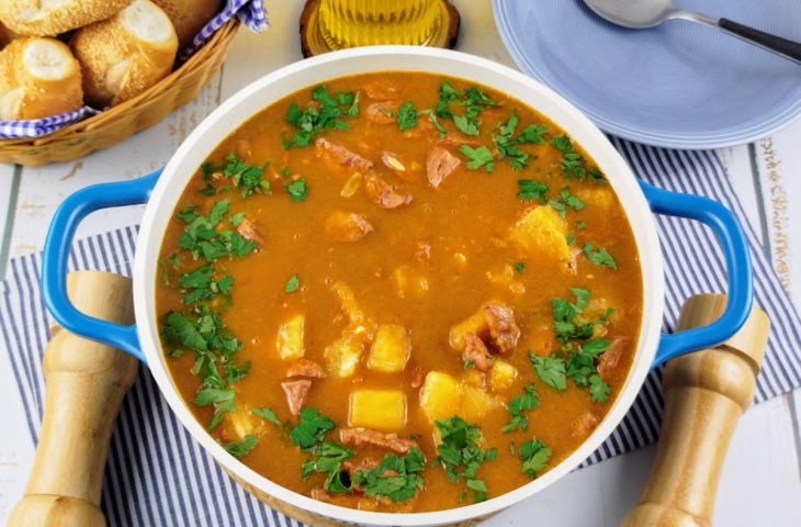 Sopa de mandioca com calabresa