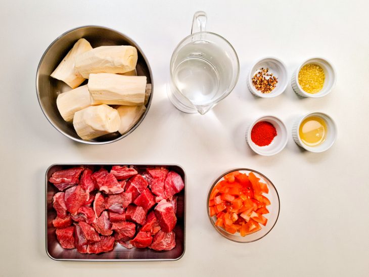 Ingredientes para a receita reunidos numa bancada.
