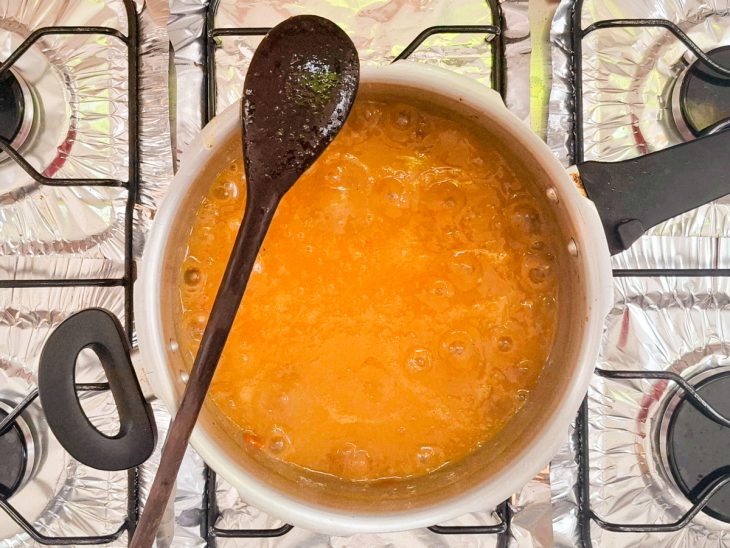 Caldo engrossando na panela.