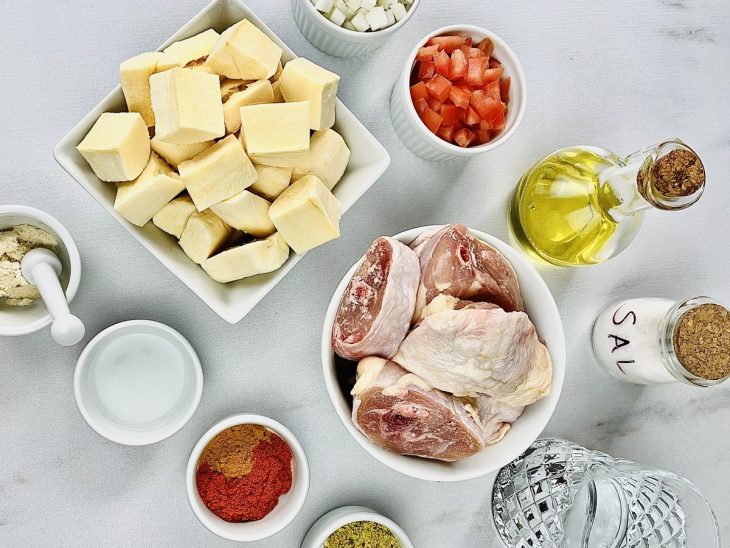 ingredientes para preparo de sopa de mandioca com frango organizados.