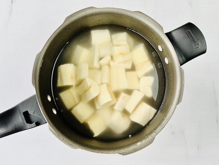 mandioca em panela de pressão para cozinhar.