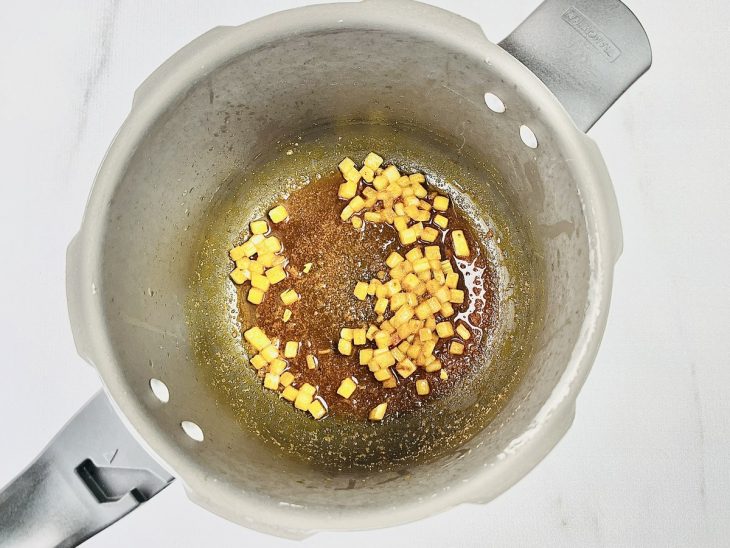 cebola refogada para preparo de sopa.