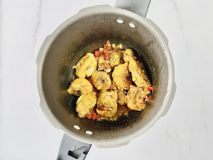 temperos e frango refogados para preparo de sopa.