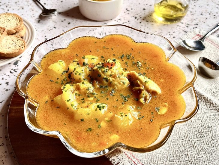 sopa de mandioca com frango finalizada e servida.