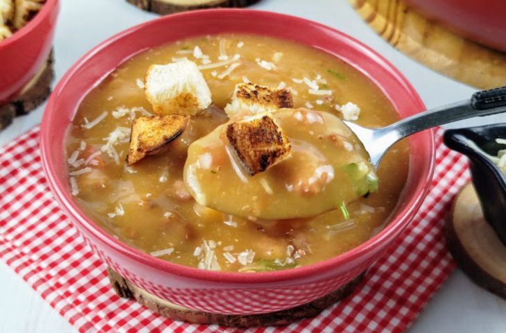 Sopa de mandioca com linguiça