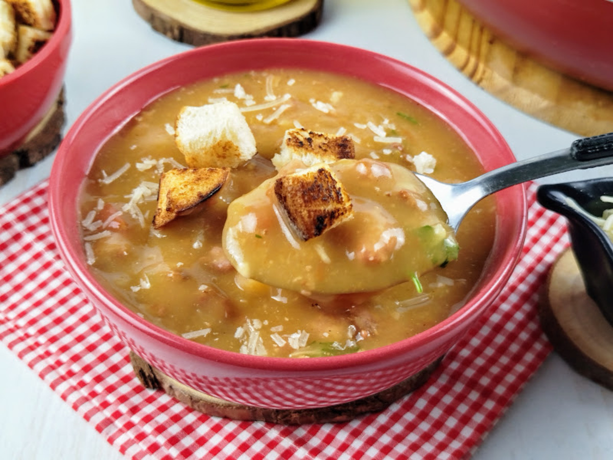 Sopa de mandioca com linguiça