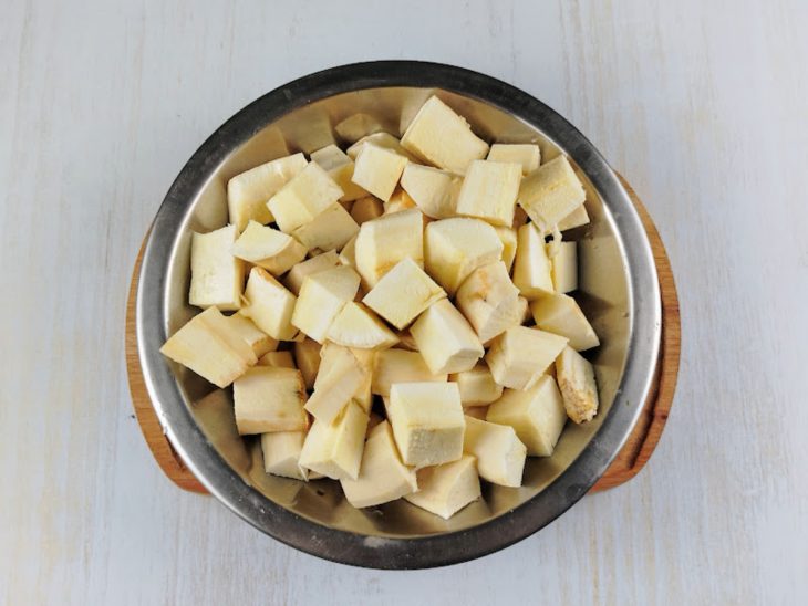 mandioca cortada para cozinhar na pressão.