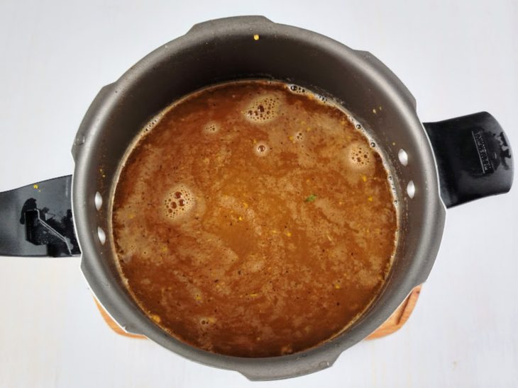 mandioca cozinhando na pressão.