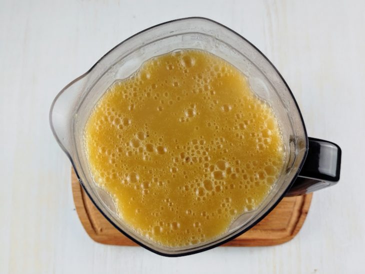 mandioca batida com caldo do cozimento.
