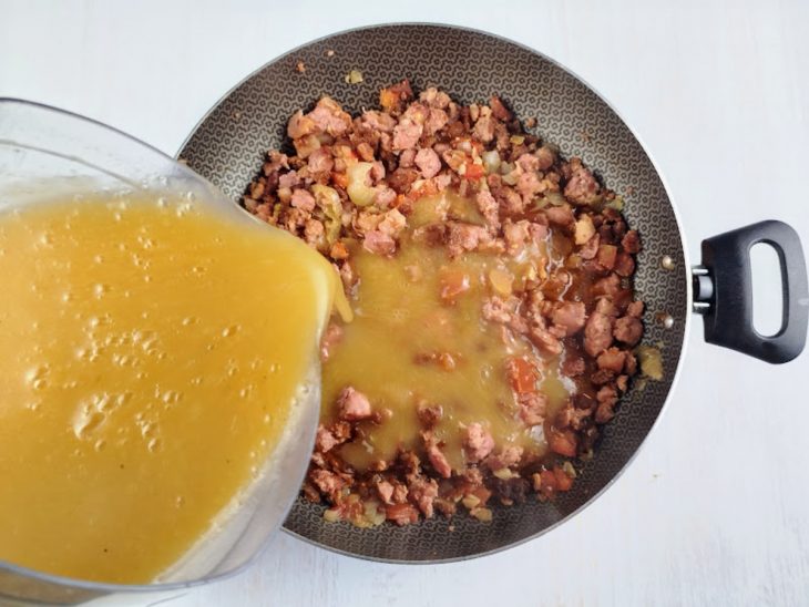 caldo de mandioca adicionado ao refogado.