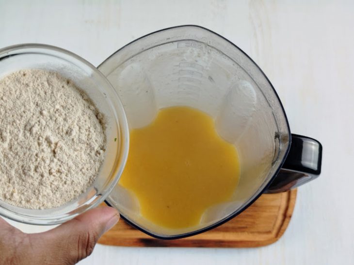 sopa de cebola em pó batida com o caldo de mandioca.
