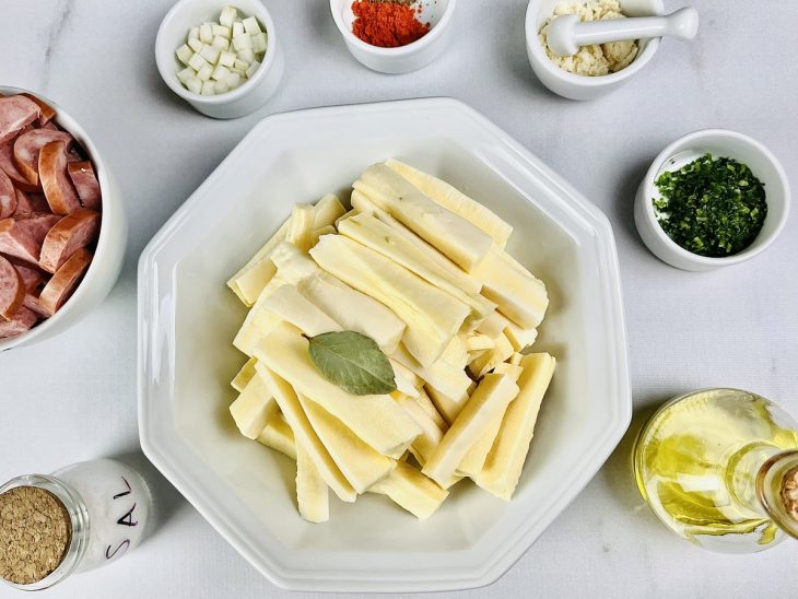 Ingredientes da sopa de mandioca reunidos para o preparo.