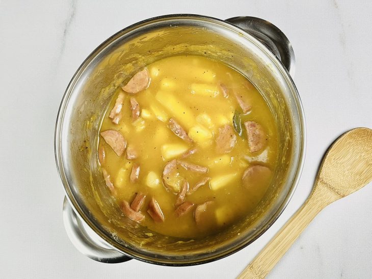 Caldo de mandioca espesso na panela.