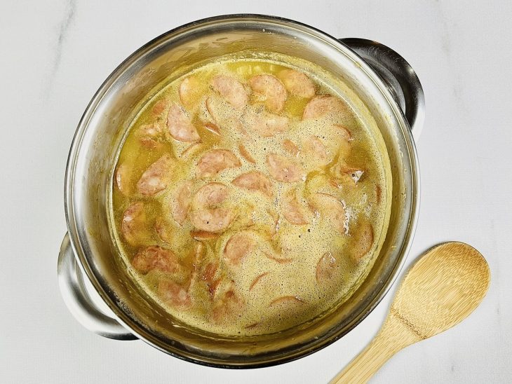 Água quente adicionada na panela.