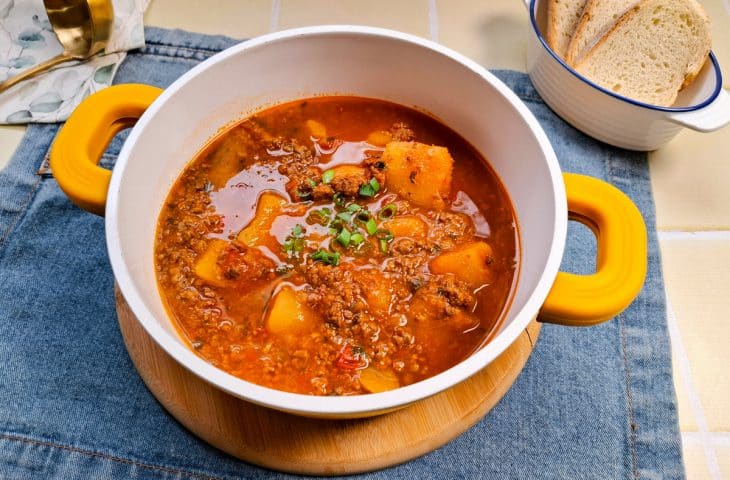 Sopa de mandioca simples e cremosa