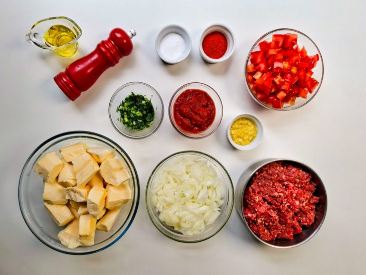 Ingredientes reunidos sobre a bancada.