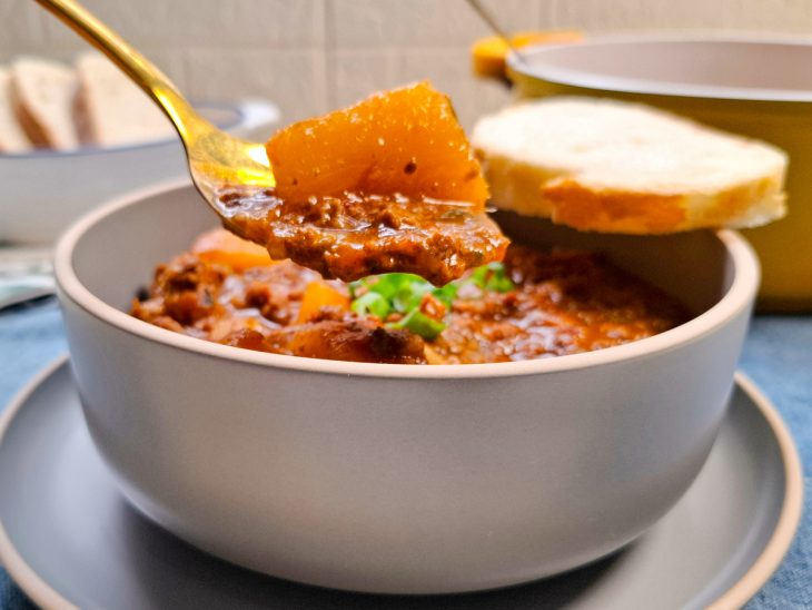 Sopa de mandioca simples e cremosa pronta.