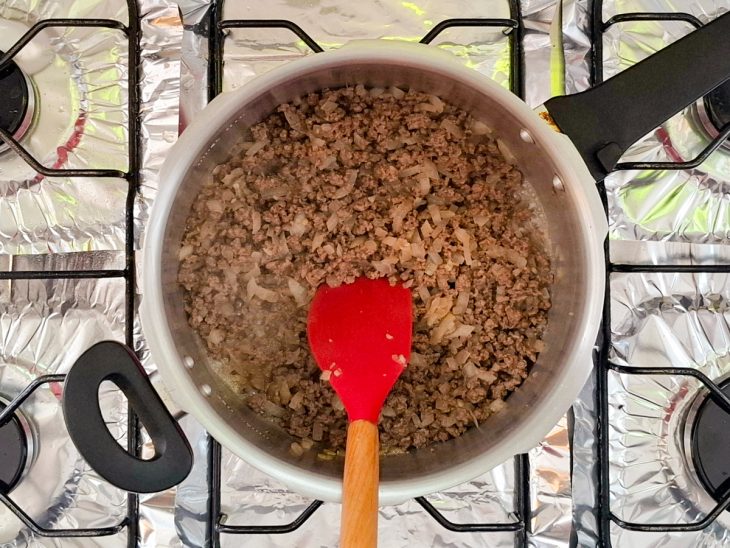 Carne refogando na panela.
