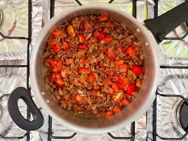 Tomate e temperos adicionados à carne.
