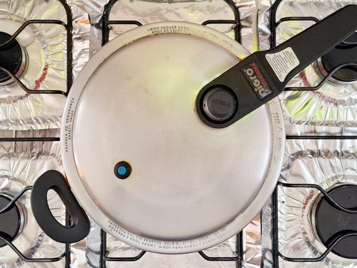 Panela de pressão fechada.