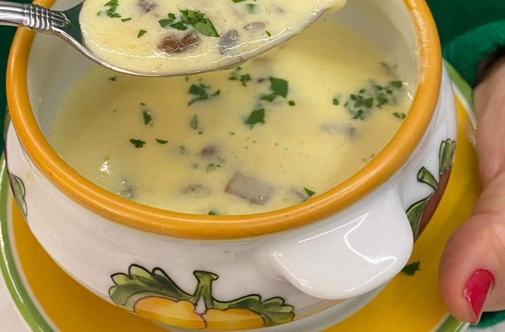 Sopa de milho com champignon