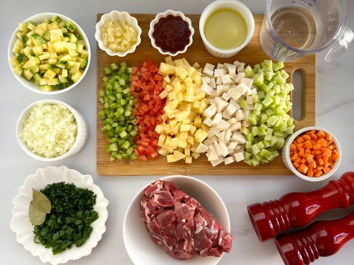 Ingredientes da sopa de músculo com legumes reunidos.