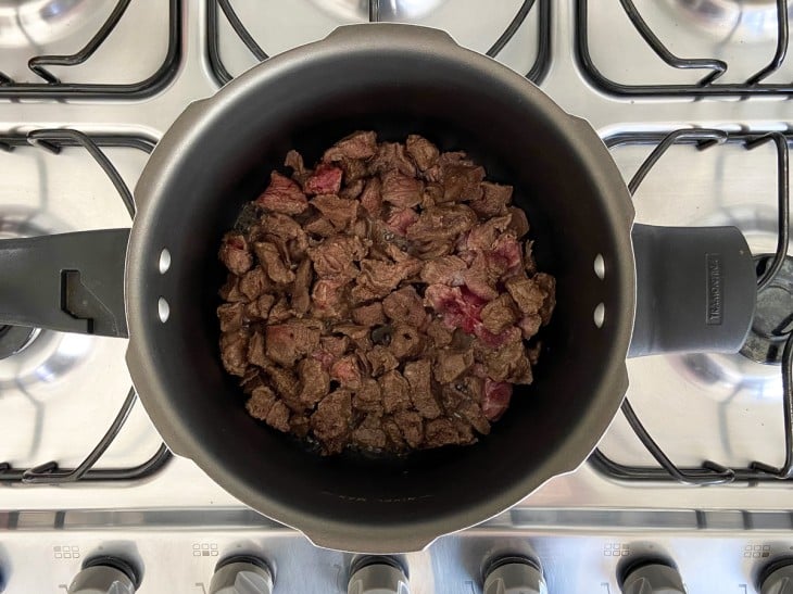 Panela com carne de músculo em pedaços.