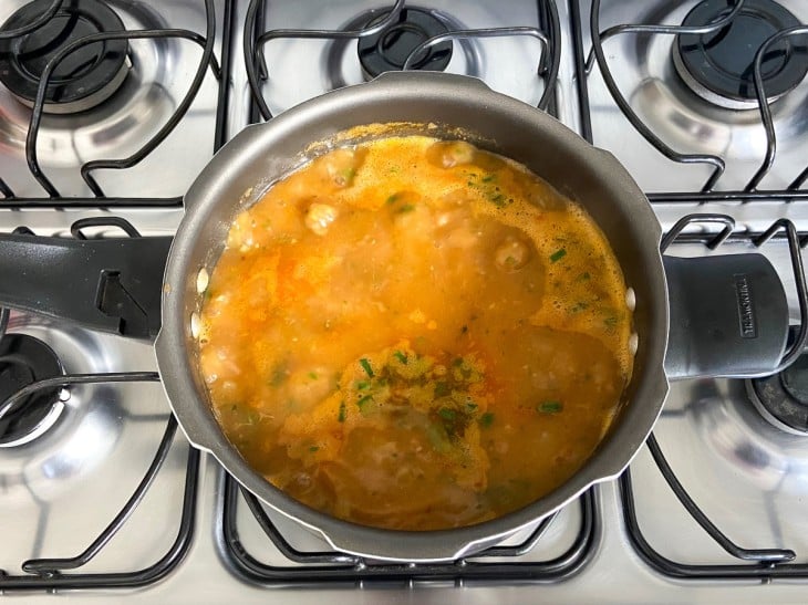 Panela com sopa de músculo com legumes.