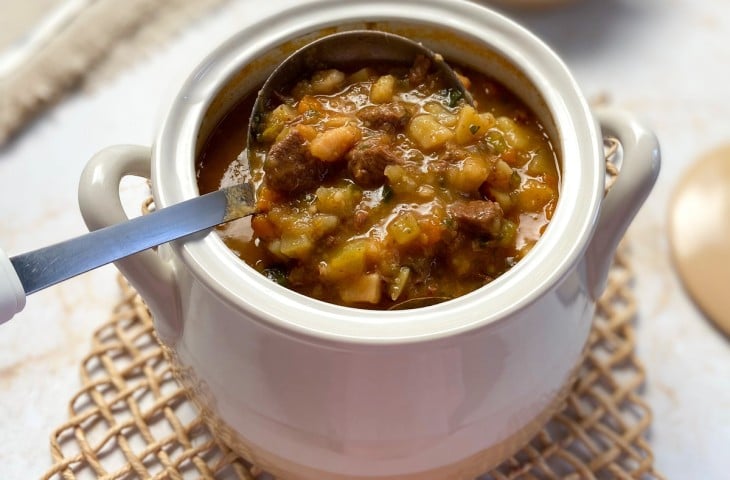 Sopa de músculo com legumes