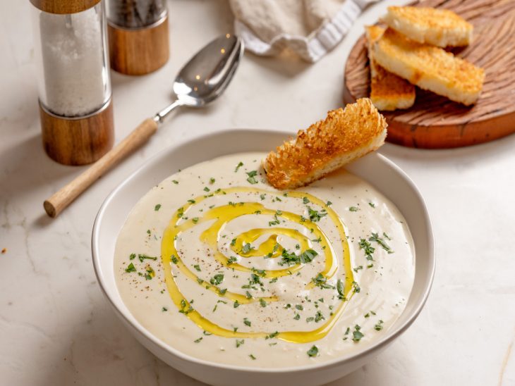 Sopa de queijo com torrada e fio de azeite.