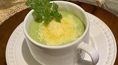 Sopa de talos de brócolis e couve-flor
