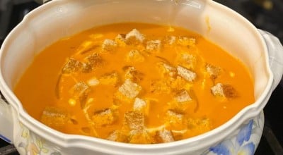 Sopa de tomate com pedaços de pão